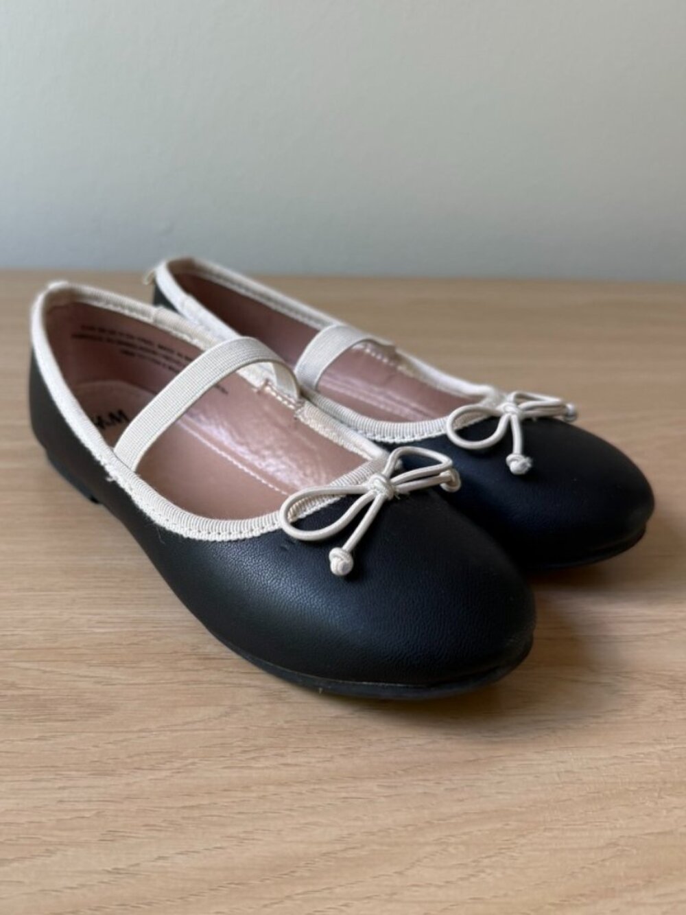 H&M Black Leather Ballet Flats with Cream Trim and Bow Size (10.5 Toddler/28)